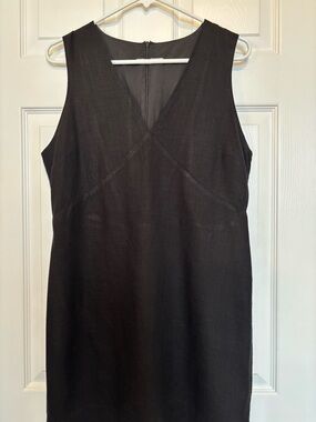 Chartou Classic Sleeveless V-Neck Black Shift Dress